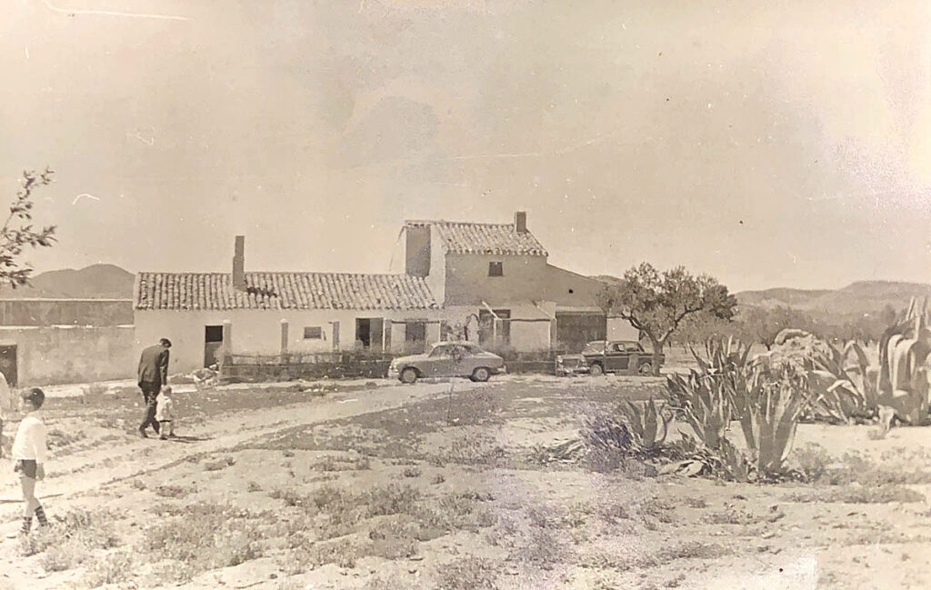 Manolet Almonds cumple 80 años